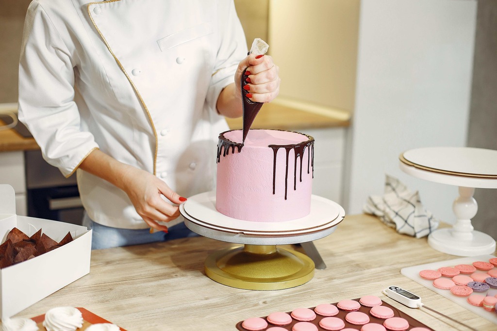 How to Become a Cake Decorator - Escoffier